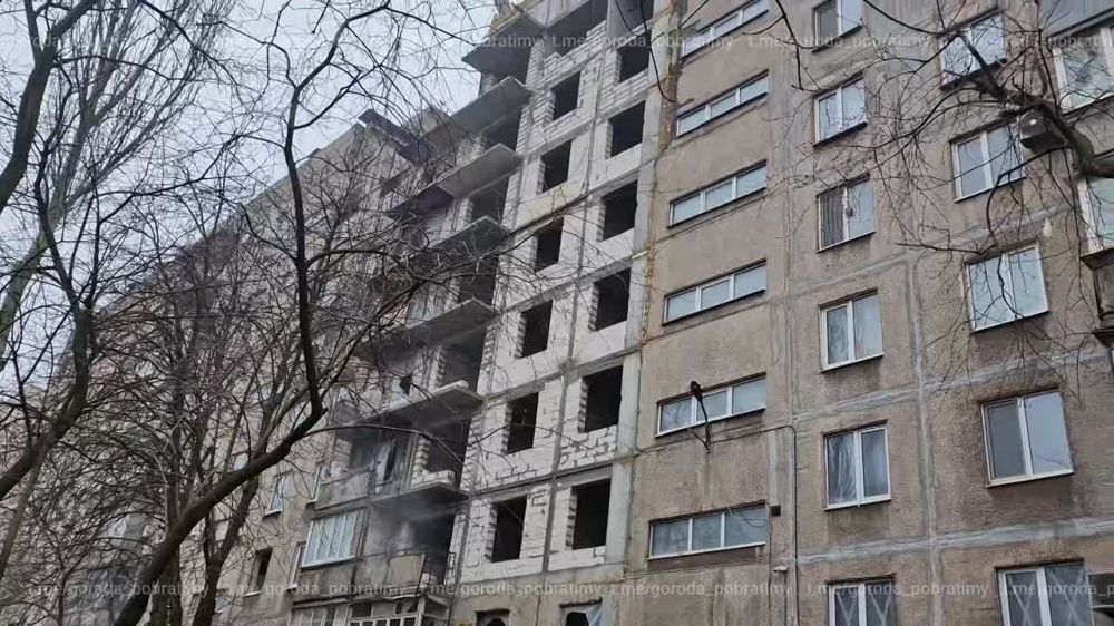 Петербургские строители восстанавливают в Мариуполе многоквартирный дом, который пострадал в ходе боевых действий