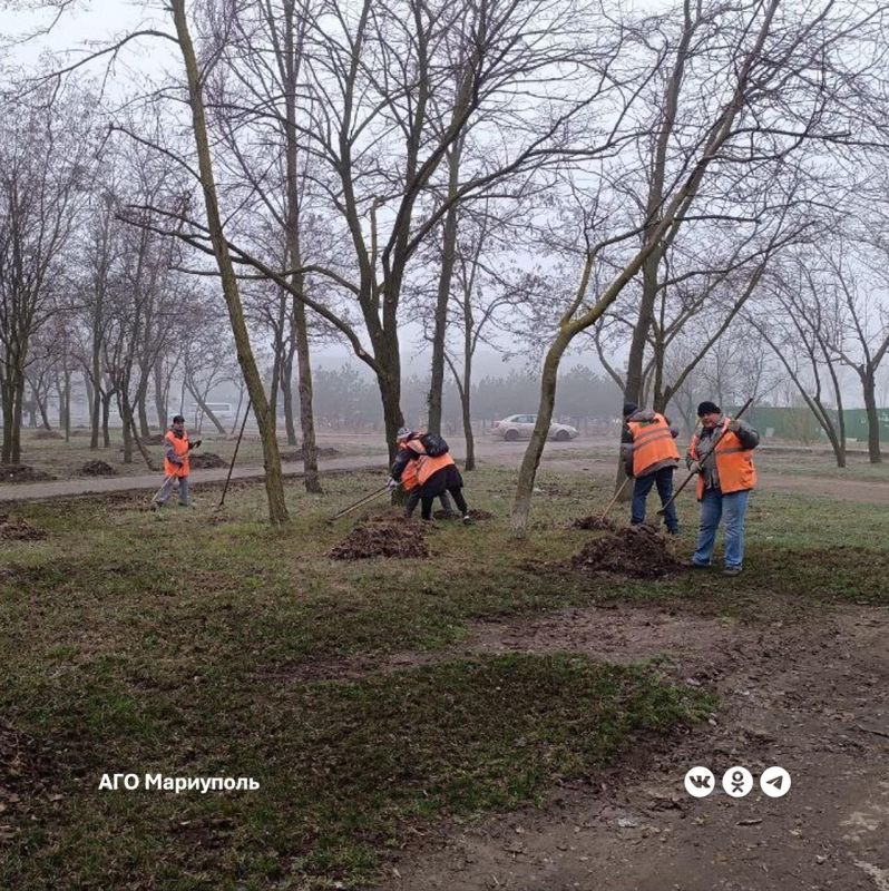 Коммунальщики благоустраивают сквер у школы в Жовтневом районе
