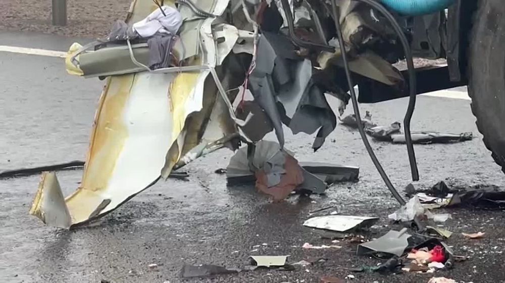 Автомобиль столкнулся с грузовиком на автодороге Мариуполь — Безыменное в ДНР