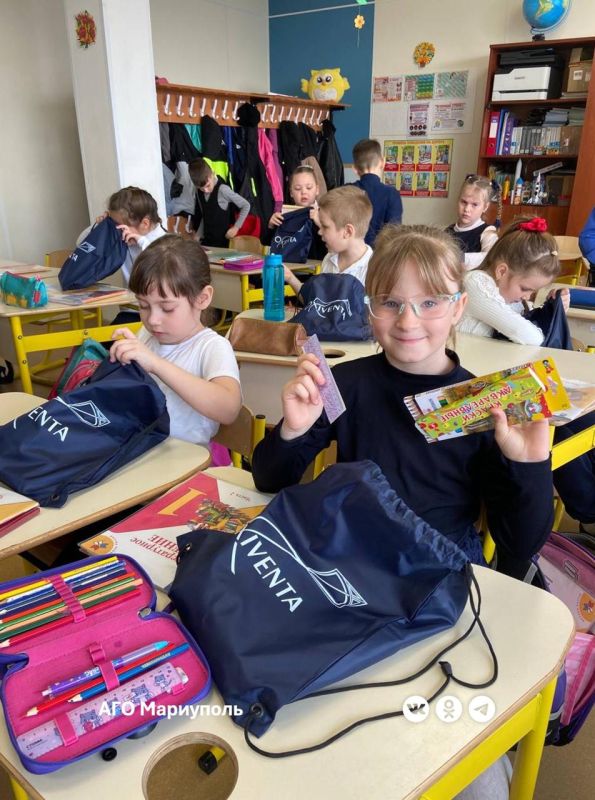 Волонтёры передали мариупольским первоклашкам канцелярские принадлежности Волонтёры передали мариупольским первоклашкам канцелярские принадлежности