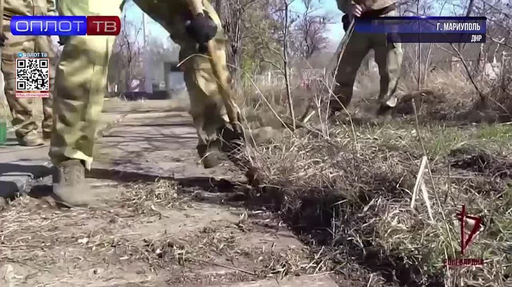 Ко Дню Победы росгвардейцы в новых российских регионах благоустраивают воинские мемориалы