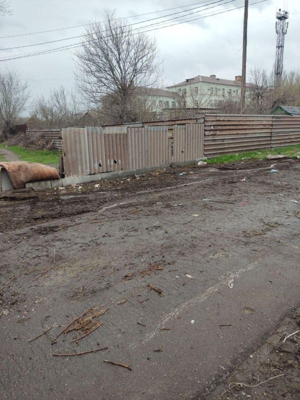 «Коммунальник» расчистил от мусора очередную территорию в частном секторе Мариуполя «Коммунальник» расчистил от мусора очередную территорию в частном секторе Мариуполя