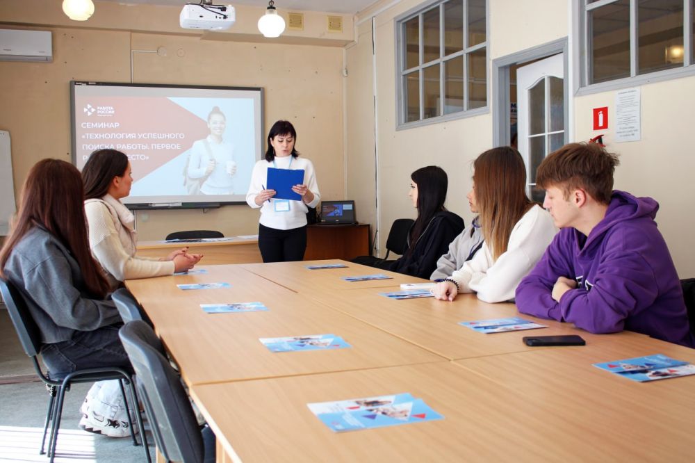 Старт в карьеру. Профориентационное мероприятие собрало в ЦЗ г. Мариуполя семь студентов выпускных курсов Мариупольского госуниверситета им. А.И. Куинджи Экскурсовод по ЦЗ – специалист по профориентации Светлана Нестерова –... Старт в карьеру. Профориентационное мероприятие собрало в ЦЗ г. Мариуполя семь студентов выпускных курсов Мариупольского госуниверситета им. А.И. Куинджи Экскурсовод по ЦЗ – специалист по профориентации Светлана Нестерова –...