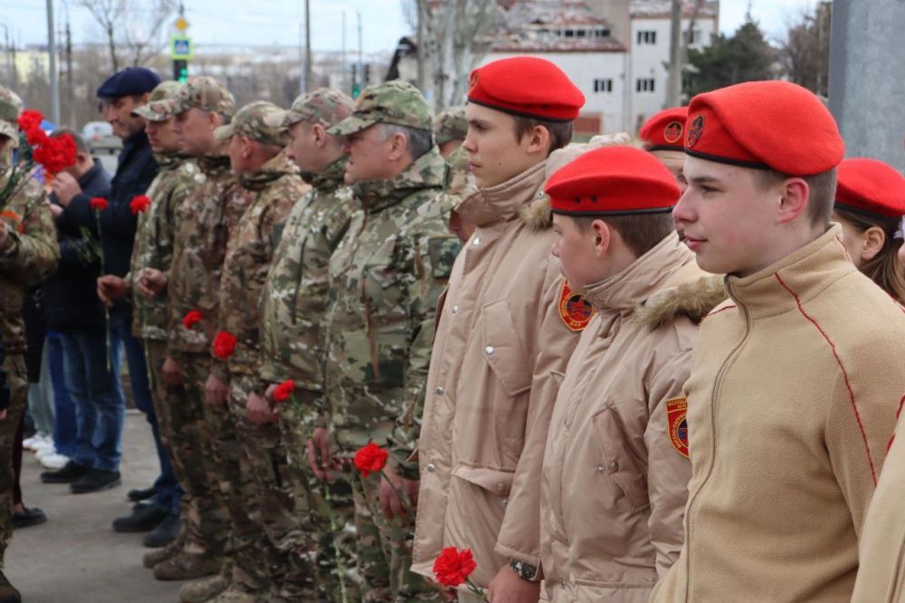 ЮНАРМЕЙСКИЙ ОТРЯД ГБОУ СШ№7 НА ОТКРЫТИИ ВОССТАНОВЛЕННОГО ПАМЯТНИКА ИВАНУ ДМИТРИЕВИЧУ МЕРЗЛЯКУ