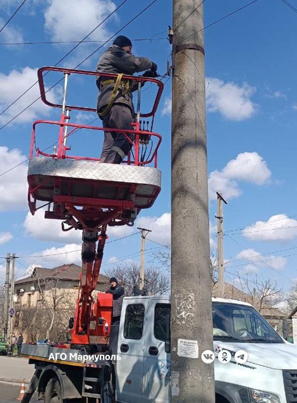 «Мариупольгорсвет» продолжает приводить электроопоры в надлежащий вид