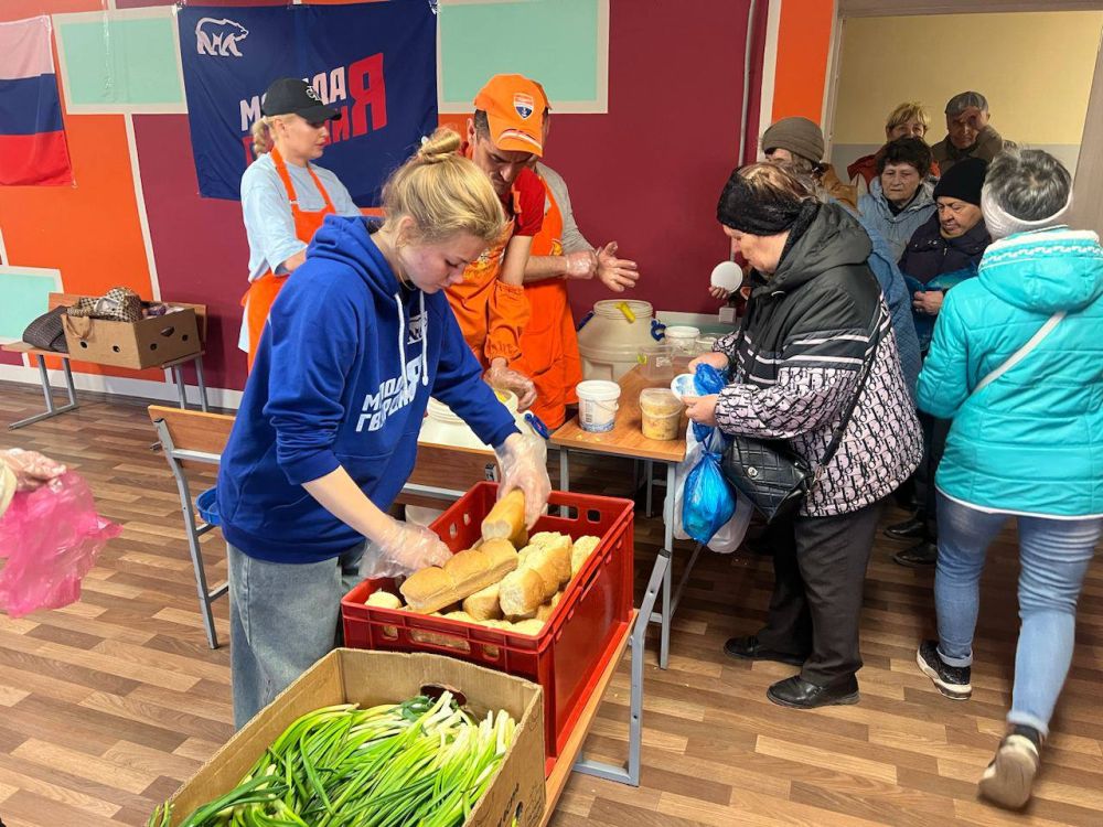 Мариуполь. Молодогвардейцы совместно с благотворительным фондом «Пищей Жизни» раздали более 100 порций горячих обедов людям, оказавшимся в трудной жизненной ситуации В горячие обеды вошли каши и булочки