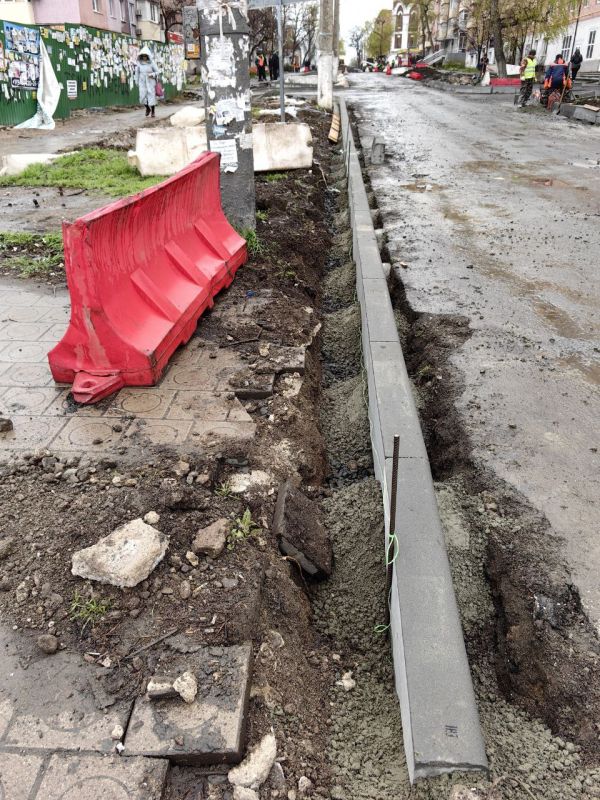 Дорожные работы сегодня продолжались, несмотря на дождливую погоду Дорожные работы сегодня продолжались, несмотря на дождливую погоду