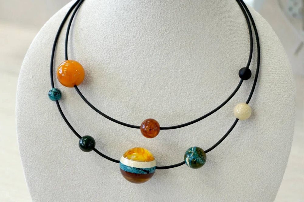 Калининградский янтарный комбинат создал коллекцию украшений ко Дню космонавтики, имитирующую Солнечную систему и вид Земли из космоса