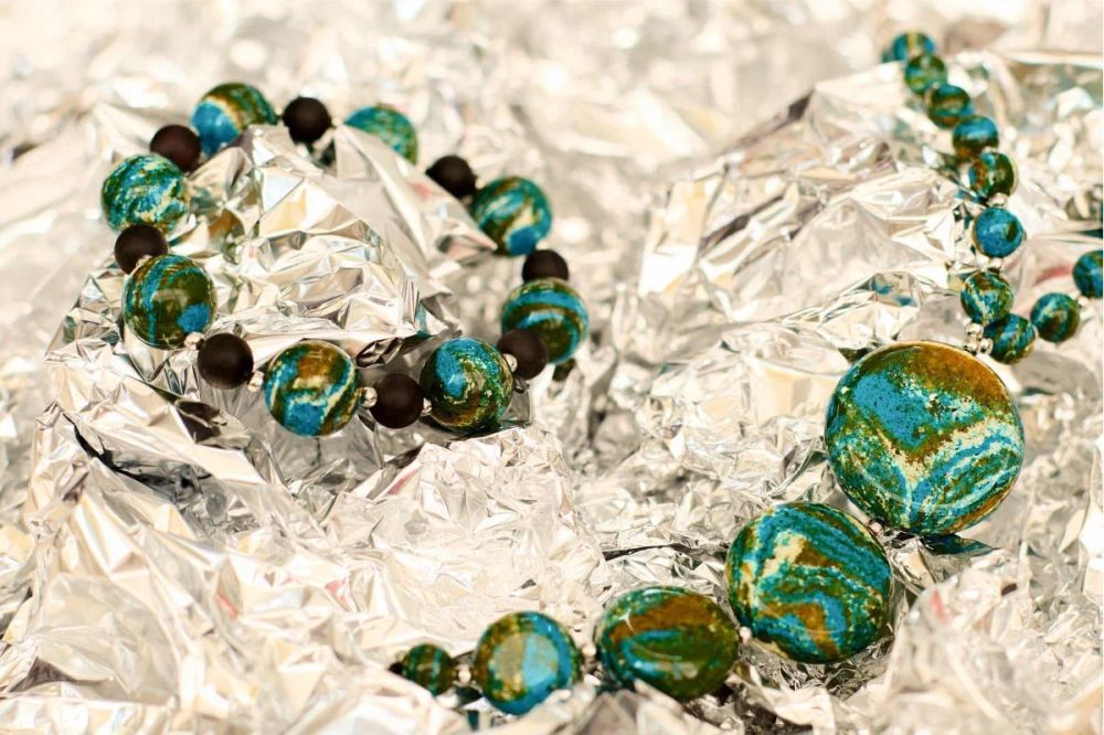 Калининградский янтарный комбинат создал коллекцию украшений ко Дню космонавтики, имитирующую Солнечную систему и вид Земли из космоса Калининградский янтарный комбинат создал коллекцию украшений ко Дню космонавтики, имитирующую Солнечную систему и вид Земли из космоса