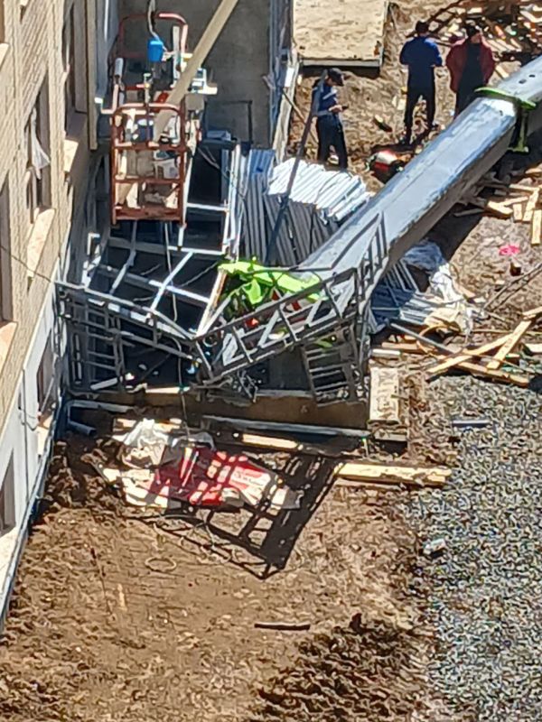 В Мариуполе снова упал строительный кран В Мариуполе снова упал строительный кран