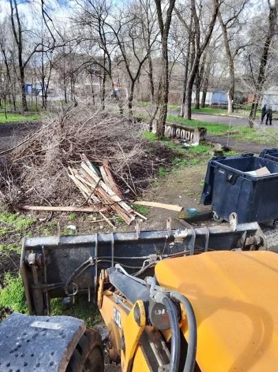 Коммунальщики ликвидировали стихийные свалки в двух районах города