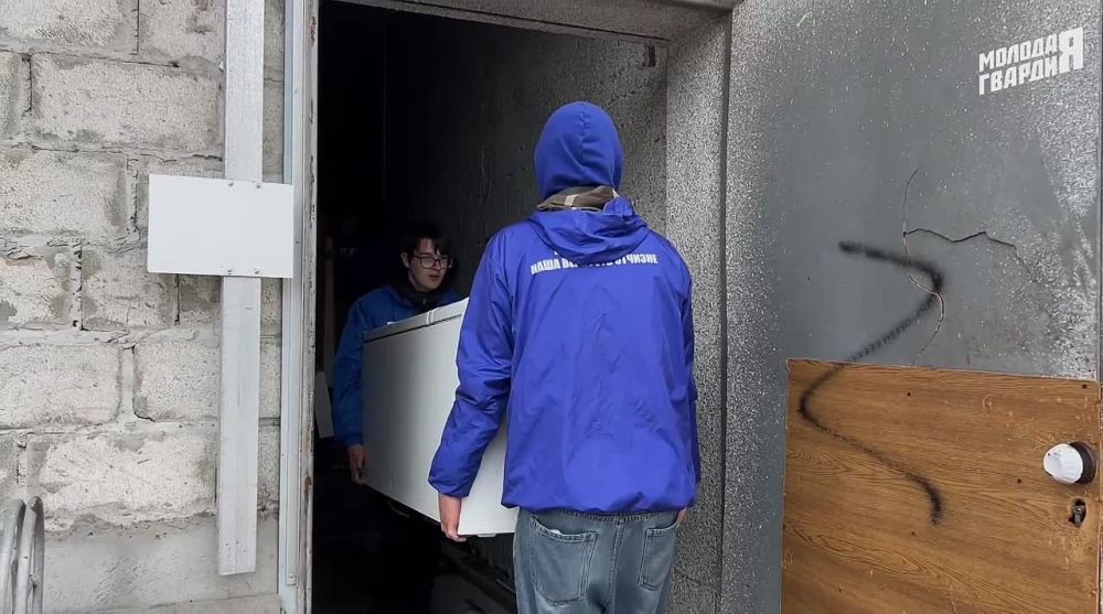 На страже порядка!. Активисты Мариупольского отделения «Молодой Гвардии» вновь продемонстрировали свою активную гражданскую позицию, оказав ценную помощь администрации Ильичевского района в благоустройстве помещений