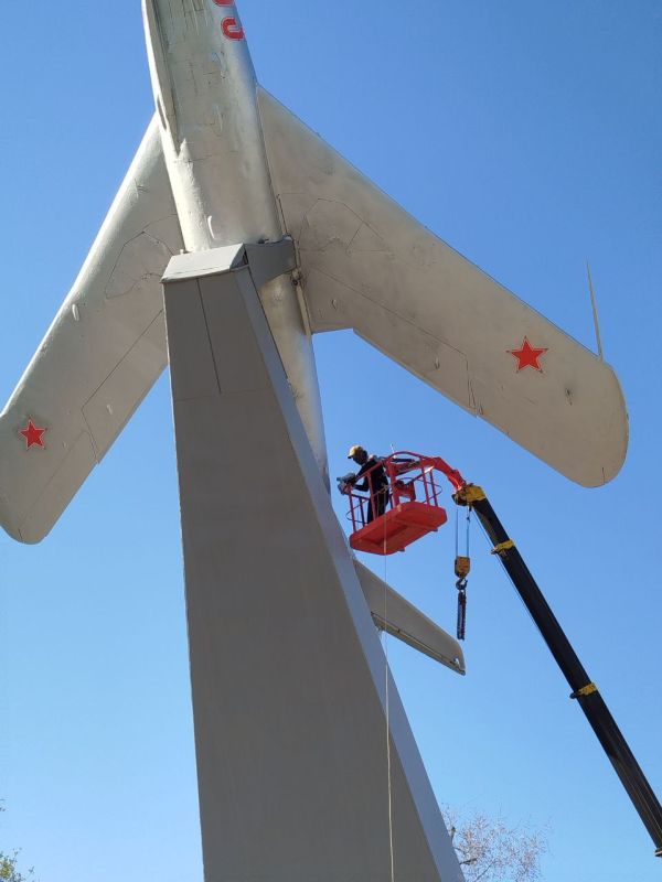 Памятный знак "Самолёт" на пр. Ленина обновляют ко Дню Победы Памятный знак "Самолёт" на пр. Ленина обновляют ко Дню Победы