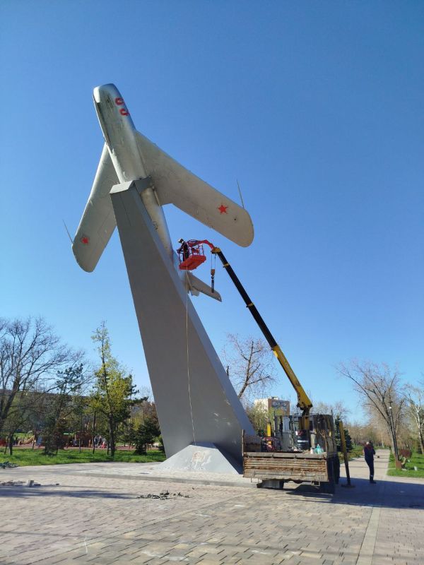 Памятный знак "Самолёт" на пр. Ленина обновляют ко Дню Победы