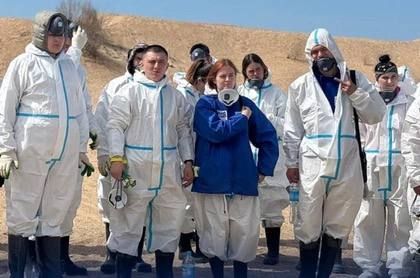 Волонтеры из ДНР помогают ликвидировать последствия разлива мазута в Керчи