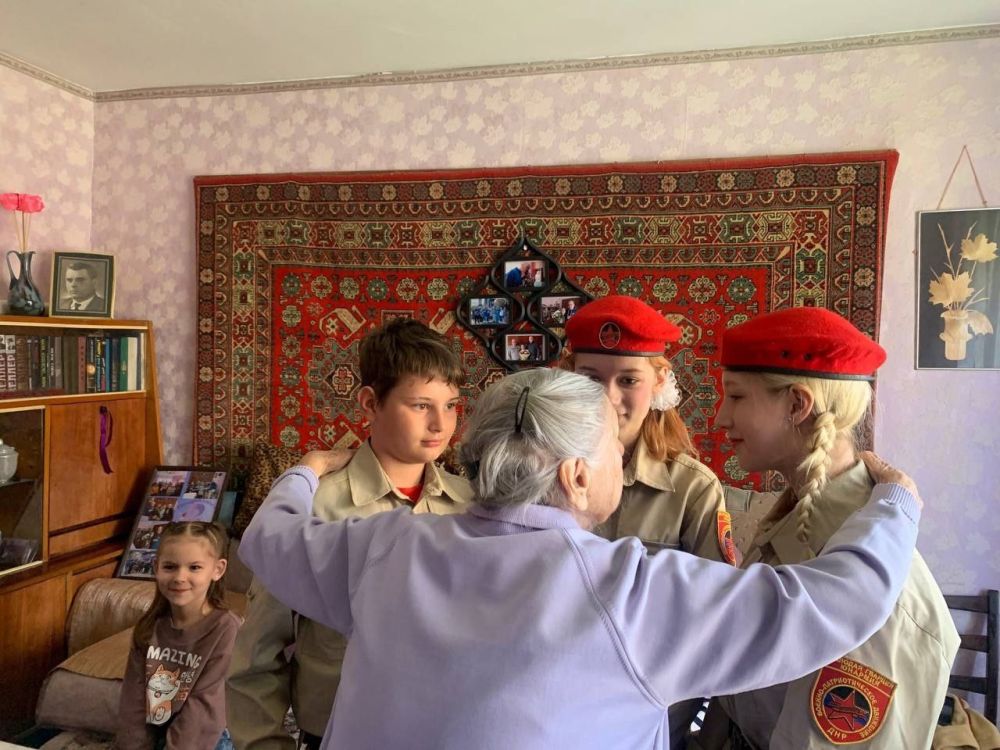 Юнармейцы г.о. Мариуполь, совместно с отделом по вопросам молодежной политики АГО Мариуполь, поздравили Ветерана Великой Отечественной Войны - Федченко Тамару Петровну с Пасхой! Юнармейцы г.о. Мариуполь, совместно с отделом по вопросам молодежной политики АГО Мариуполь, поздравили Ветерана Великой Отечественной Войны - Федченко Тамару Петровну с Пасхой!