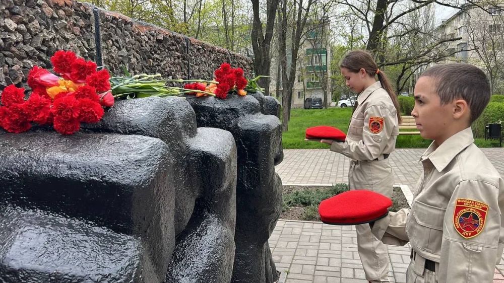 Мариуполь. Активисты «Молодой Гвардии» возложили цветы к памятнику жертвам фашизма в память о Героях, освобождавших Мариуполь от укронацистских бандформирований Мариуполь. Активисты «Молодой Гвардии» возложили цветы к памятнику жертвам фашизма в память о Героях, освобождавших Мариуполь от укронацистских бандформирований