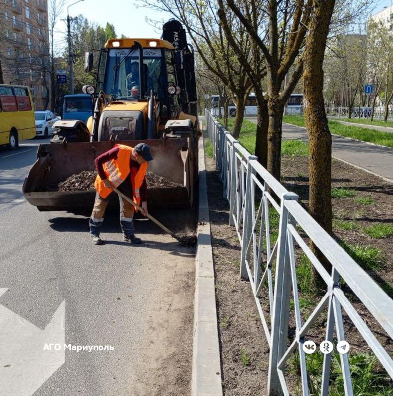 «Мариупольавтодор» ежедневно освобождает автомобильные дороги от полутора тонн мусора «Мариупольавтодор» ежедневно освобождает автомобильные дороги от полутора тонн мусора