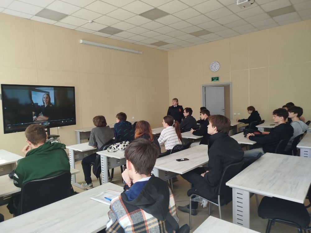 Полицейские проводят профориентационные беседы Полицейские проводят профориентационные беседы