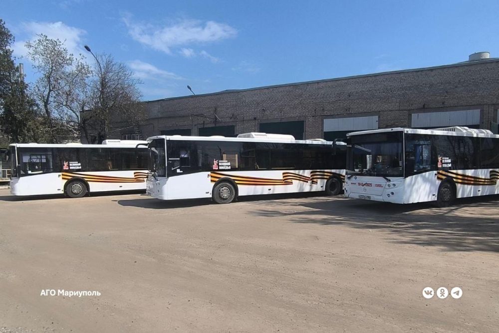 Мариупольские автобусы украшены патриотическими символами