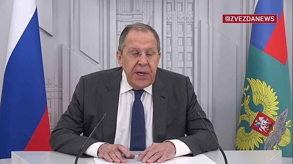 Россия не будет размещать ядерное оружие в космосе и не разрабатывает новый спутник, который якобы способен нести оружие, подтверждений этому нет, подчеркнул Лавров