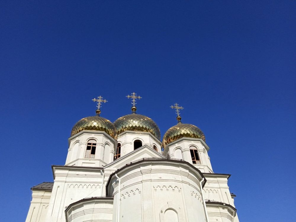 Купола Свято-Михайловского собора увенчали кресты