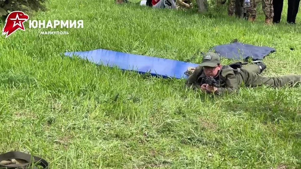 В Мариуполе на базе Дома Юнармии прошел окружной этап военно-спортивной игры "Зарница 2.0". Участники демонстрировали ловкость, смекалку и командный дух