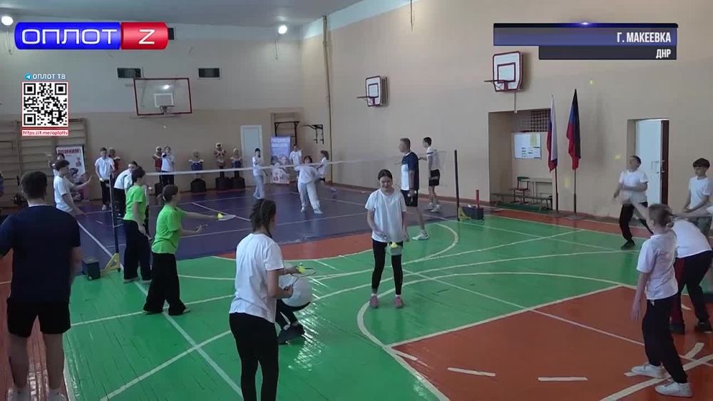 Спортсмены из Москвы дают мастер-классы по бадминтону в школах Донецка, Макеевки и Мариуполя