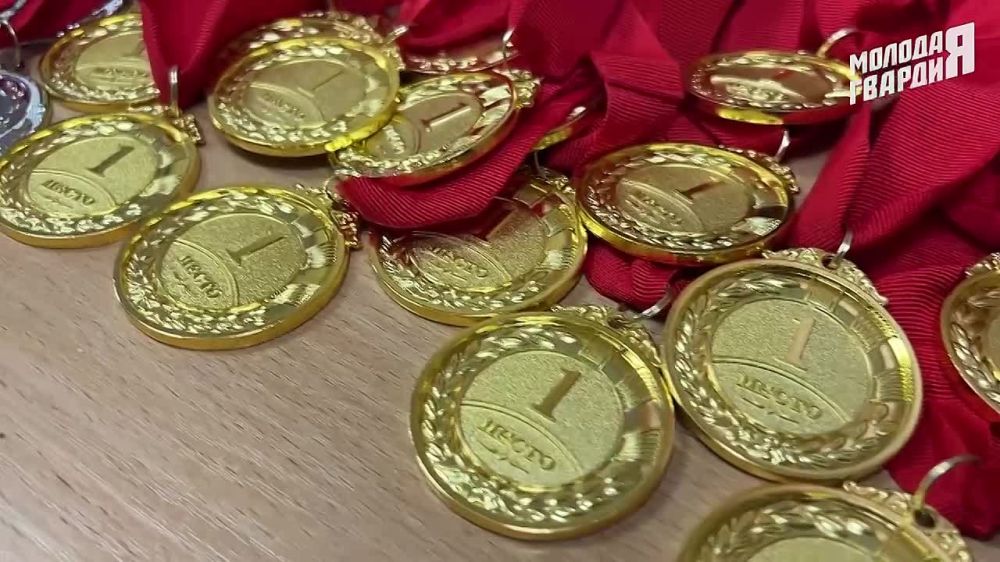 Мариуполь. Активисты «Молодой Гвардии Единой России» совместно с «Здоровым Отечеством» организовали турнир по спортивной борьбе, приуроченный к 80-летию Великой Победы В турнире приняли участие более 100 юных спортсменов...