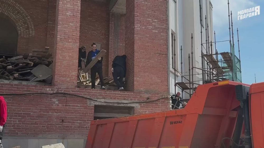 В преддверии Дня Победы волонтеры «Молодой Гвардии» и «Волонтерской Роты» с особым трепетом помогают в уборке собора Пресвятой Богородицы в Мариуполе!