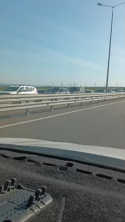 1 Тысячи машин скопились перед въездами на Крымский мост