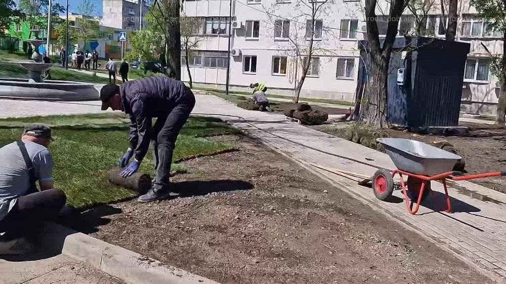 Дворы Мариуполя становятся комфортными благодаря городу-побратиму Санкт-Петербургу