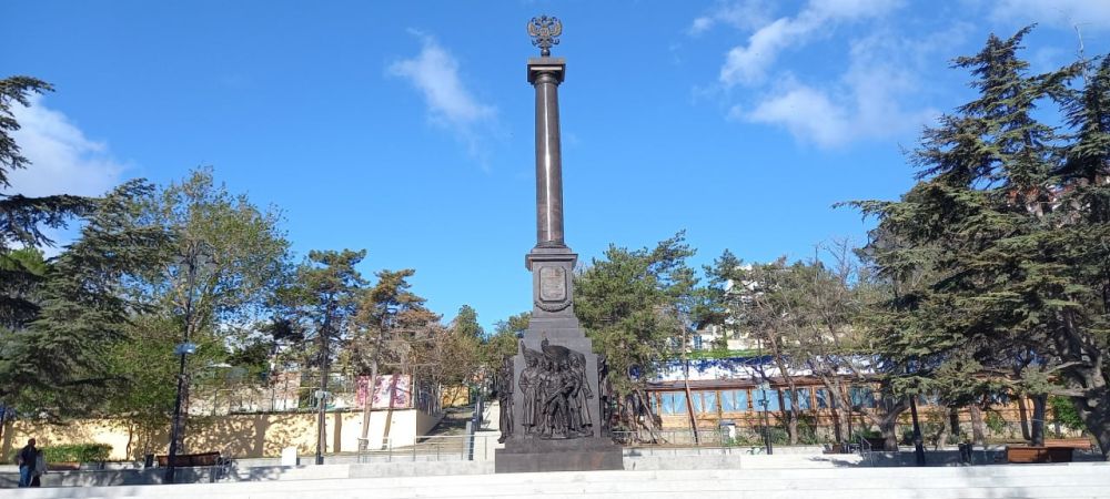 Как выглядит стела «Город воинской славы» в Феодосии