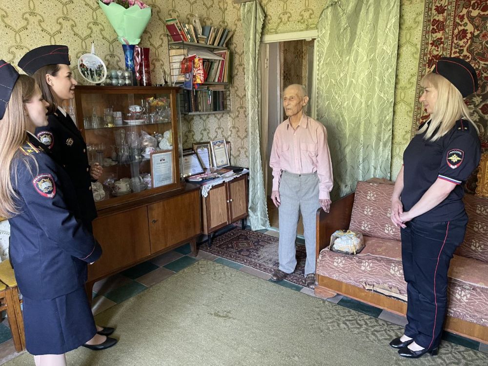 В Мариуполе полицейские поздравили ветерана Великой Отечественной войны со 106-летием