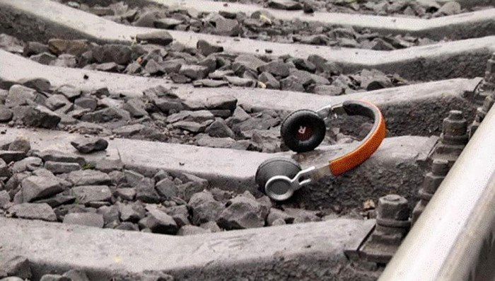 Переходя железнодорожные пути в наушниках, школьница не услышала гудок движущегося поезда и была травмирована