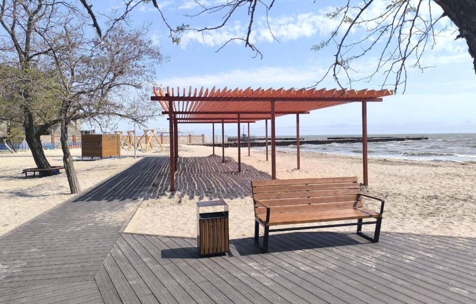 В Мариуполе специалисты заканчивают благоустройство пляжной зоны у Приморского бульвара