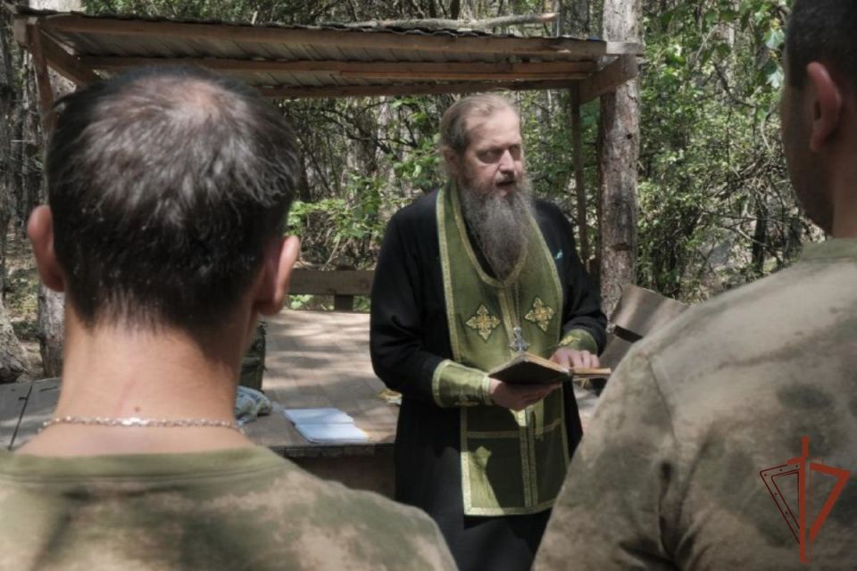 Священнослужители Нижегородской епархии навестили росгвардейцев в Донецкой Народной Республике (видео) Священнослужители Нижегородской епархии навестили росгвардейцев в Донецкой Народной Республике (видео)