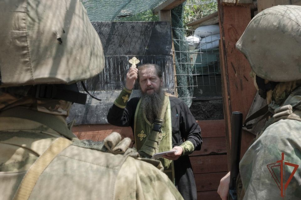 Священнослужители Нижегородской епархии навестили росгвардейцев в Донецкой Народной Республике (видео) Священнослужители Нижегородской епархии навестили росгвардейцев в Донецкой Народной Республике (видео)