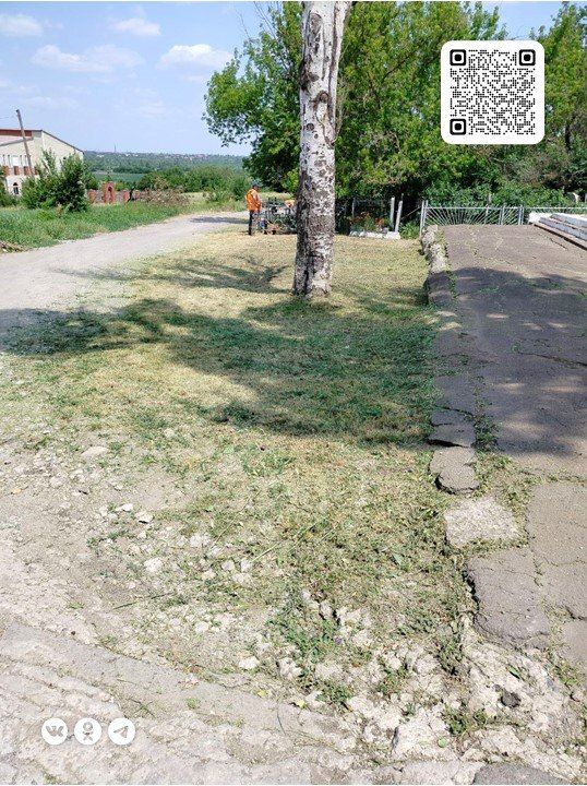 Коммунальщики продолжают благоустройство ритуальных мест Коммунальщики продолжают благоустройство ритуальных мест