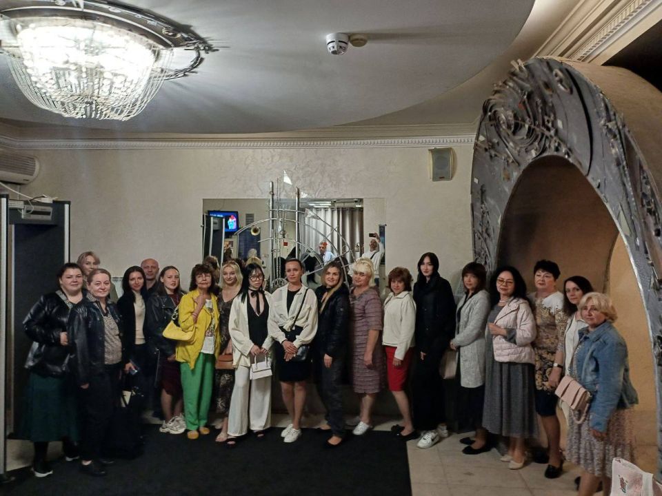 Педагоги Мариуполя побывали в петербургском театре Зазеркалье Педагоги Мариуполя побывали в петербургском театре Зазеркалье