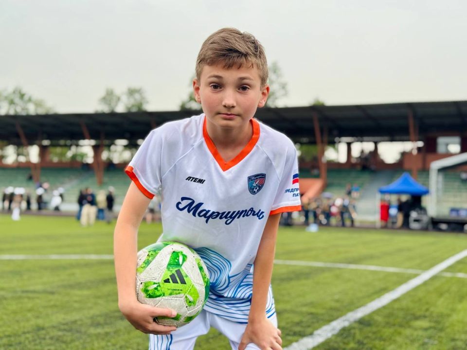 Юные футболисты Мариуполя сыграли с колпинским ФК «Ижорец» в Петербурге Юные футболисты Мариуполя сыграли с колпинским ФК «Ижорец» в Петербурге