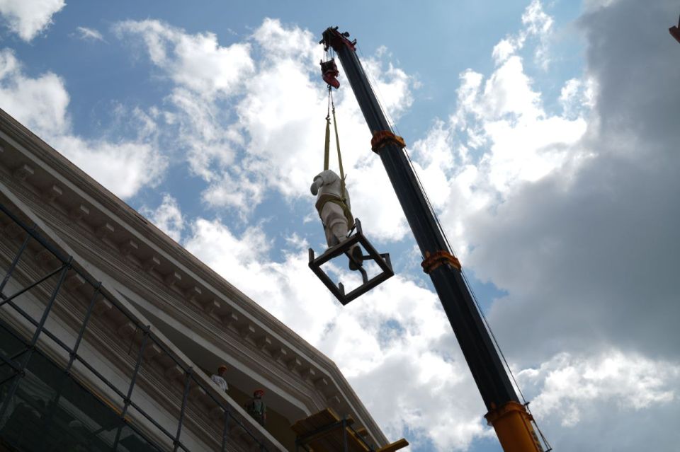 Фасад мариупольского драмтеатра возвращает свой исторический облик Фасад мариупольского драмтеатра возвращает свой исторический облик