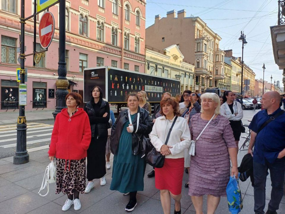 Педагоги Мариуполя побывали в петербургском театре Зазеркалье Педагоги Мариуполя побывали в петербургском театре Зазеркалье