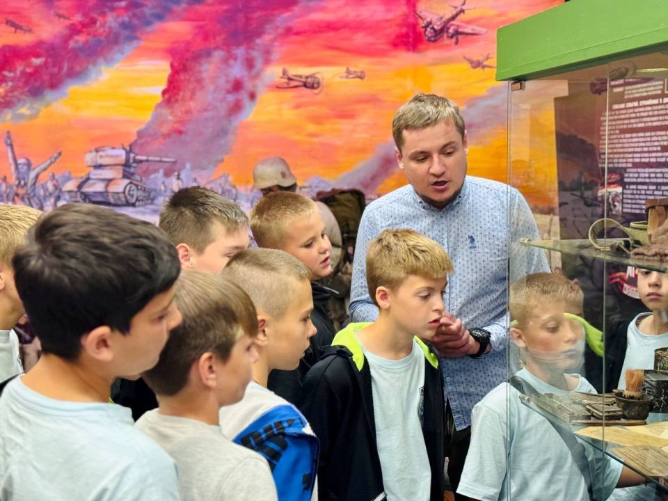 Юные футболисты Мариуполя сыграли с колпинским ФК «Ижорец» в Петербурге Юные футболисты Мариуполя сыграли с колпинским ФК «Ижорец» в Петербурге