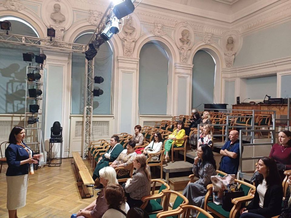 Педагоги Мариуполя побывали в петербургском театре Зазеркалье Педагоги Мариуполя побывали в петербургском театре Зазеркалье