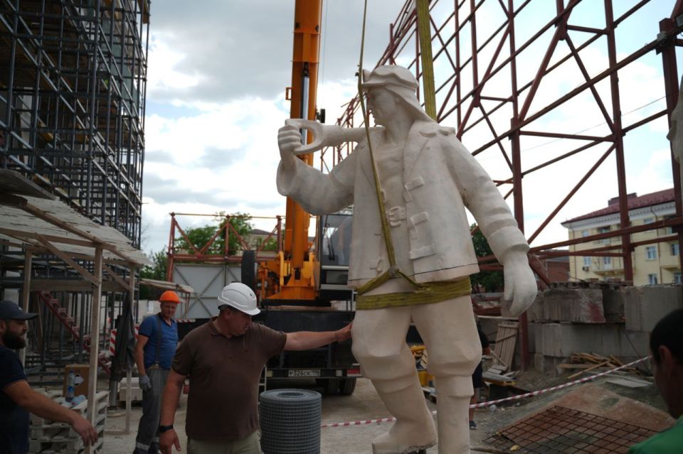 Фасад мариупольского драмтеатра возвращает свой исторический облик Фасад мариупольского драмтеатра возвращает свой исторический облик