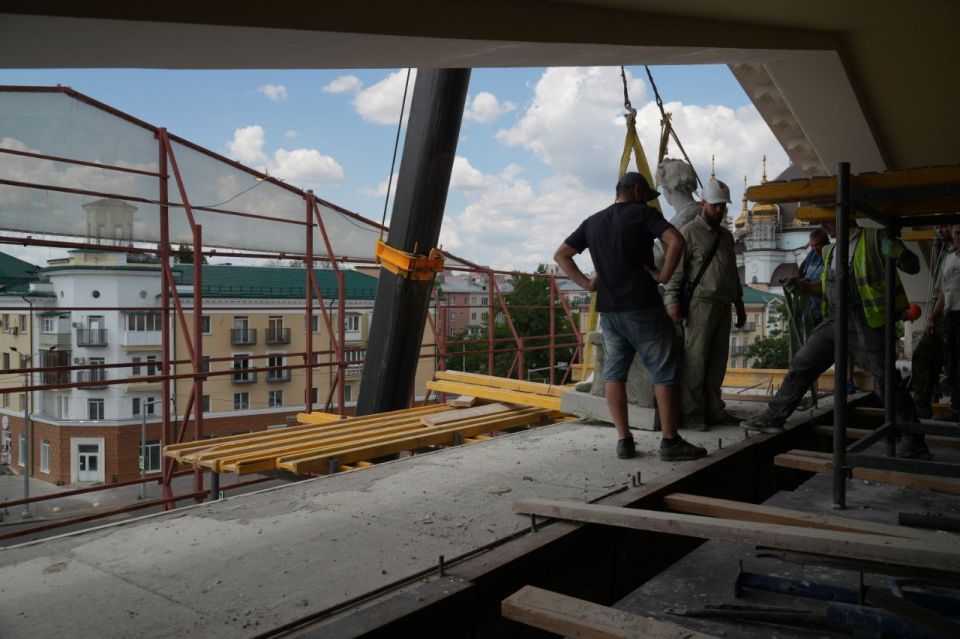 Фасад мариупольского драмтеатра возвращает свой исторический облик Фасад мариупольского драмтеатра возвращает свой исторический облик