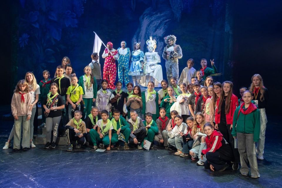 Мариупольские школьники посетили в Санкт-Петербурге театр-фестиваль Мариупольские школьники посетили в Санкт-Петербурге театр-фестиваль