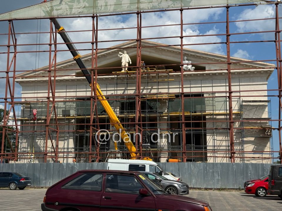 В Мариупольском драмтеатре начали установку скульптур В Мариупольском драмтеатре начали установку скульптур