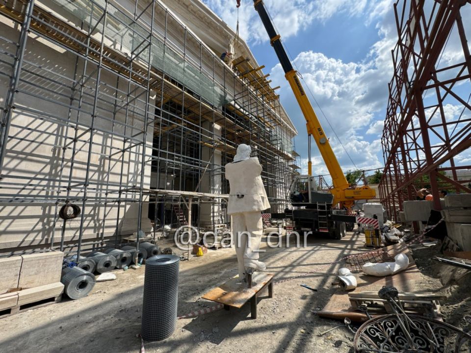 В Мариупольском драмтеатре начали установку скульптур В Мариупольском драмтеатре начали установку скульптур